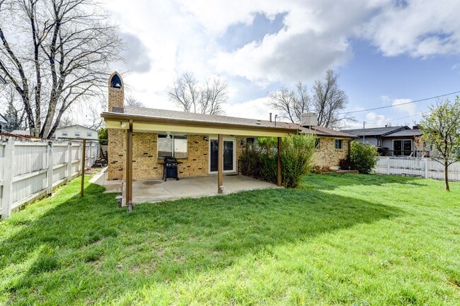 Building Photo - Great 4 Bedroom 3 Bath Home with 2 Car Garage and Covered Patio!