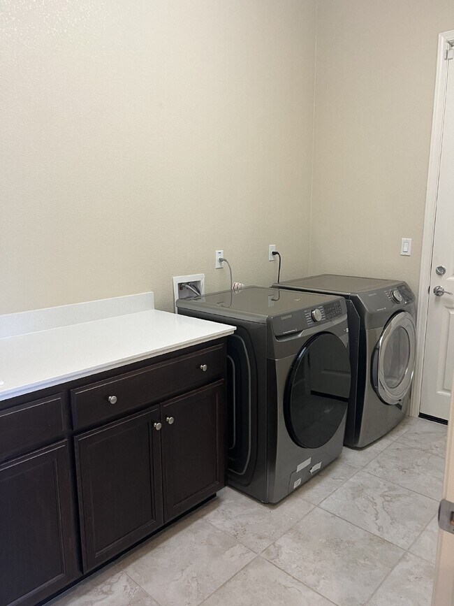 Building Photo - Stunning 4-Bed Lake View Home with Hardwood Floors