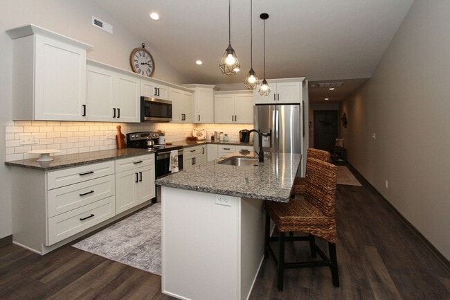 Building Photo - Beautiful Furnished Townhouse -Shorter Ter...