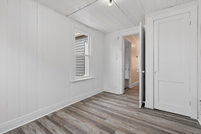 Building Photo - 355 S 9th St