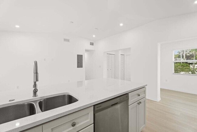 Building Photo - 121 S Lake Dr