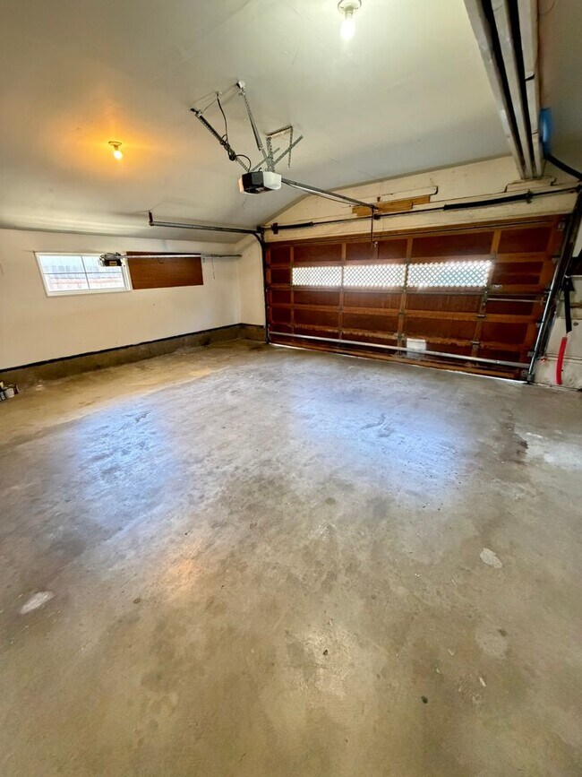Building Photo - 3 Bedroom on Large corner lot!