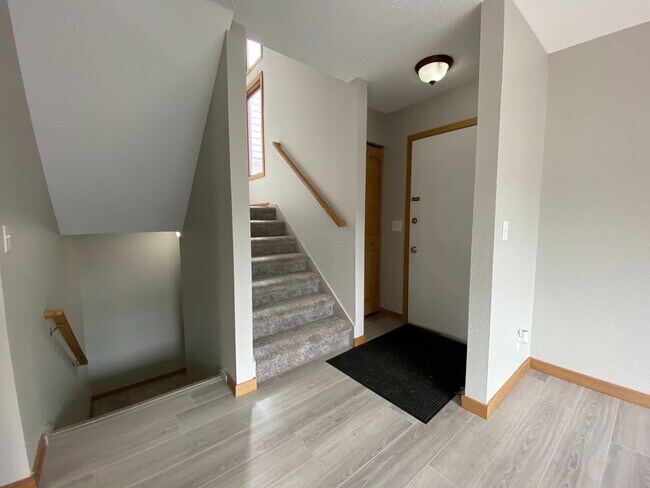 Building Photo - 4 Bedroom Townhome by Moorhead High School!