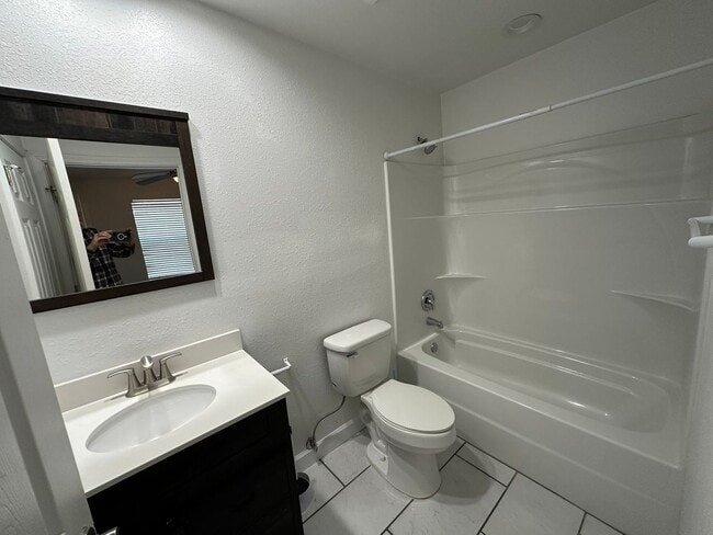 Building Photo - 3 Bed 3 Bath Townhouse