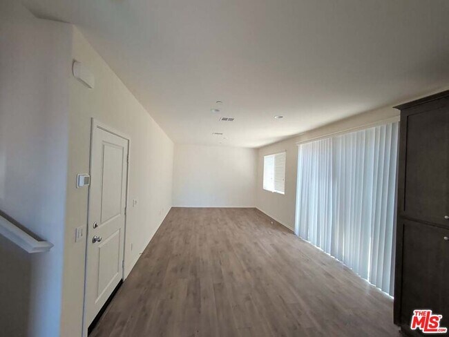 Building Photo - 295 Fuerte Dr