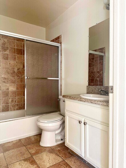 Building Photo - 255 Loma Dr