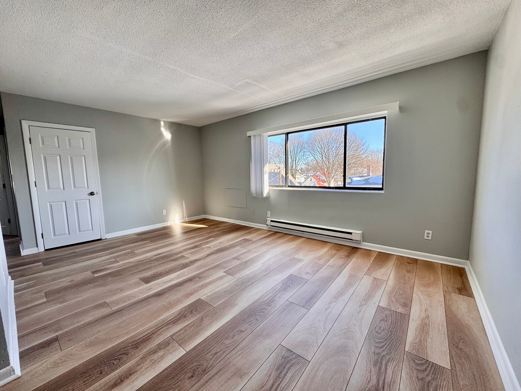 Building Photo - 837 River St