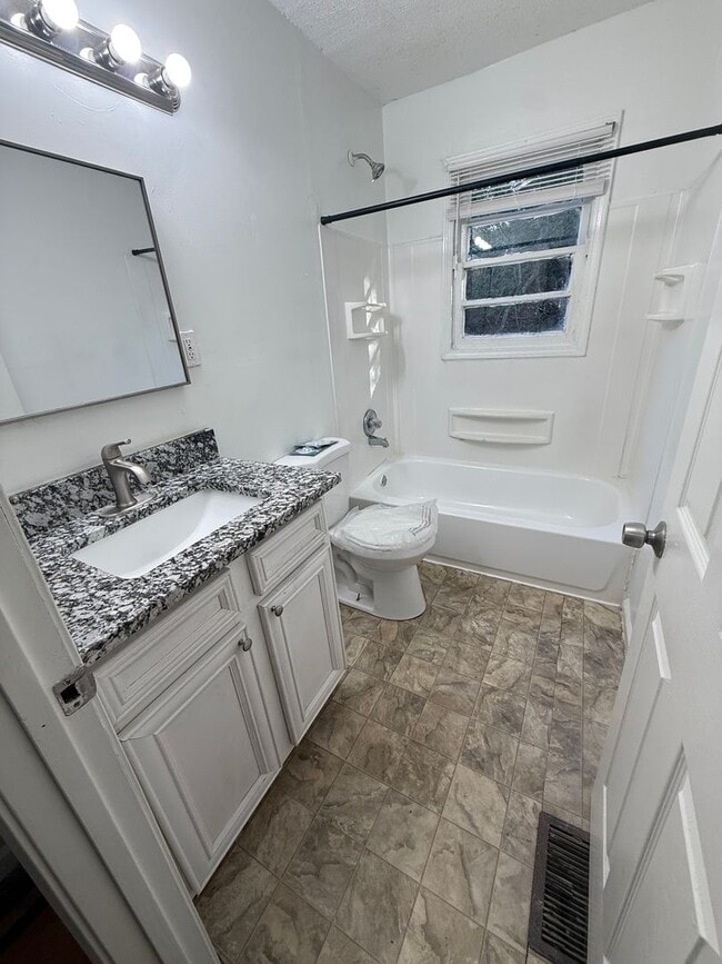 Building Photo - Charming 3 Bedroom Home on Secluded Street – Available Now!