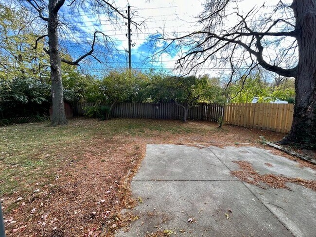 Building Photo - 3 BEDROOM 2 BATHROOM RANCH STYLE HOME IN PIKE!