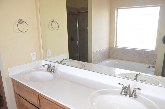 Building Photo - 4 Bed Close to OU