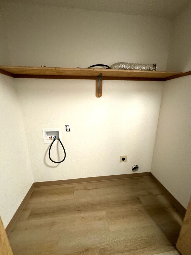 Building Photo - Fully Renovated 2 Bedroom, 1.5 Bath Townhouse with Garage