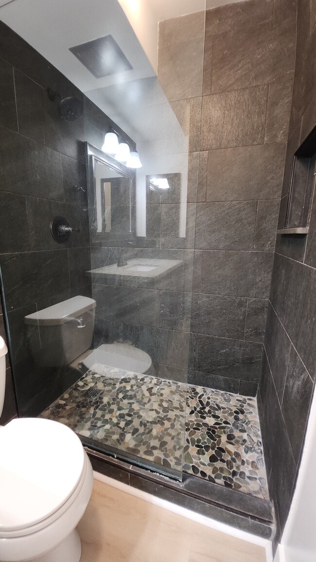 Building Photo - 469 Ena Rd