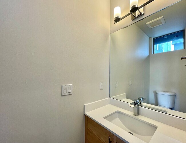 Building Photo - Great Townhome for rent