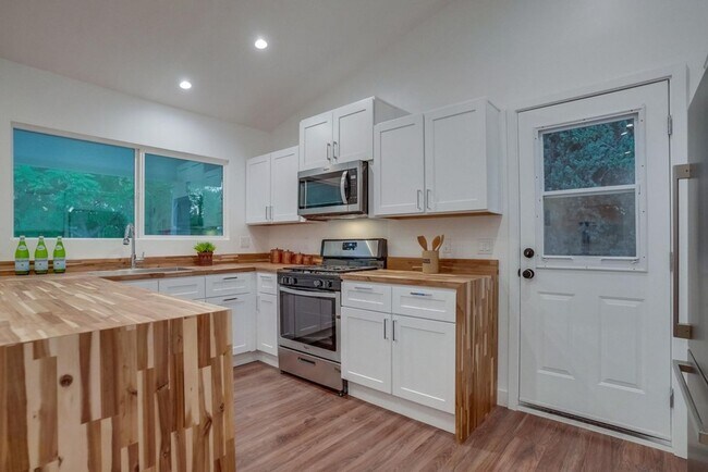 Building Photo - 5135 N Eagle Rock Blvd