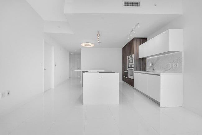 Building Photo - 851 NE 1st Ave