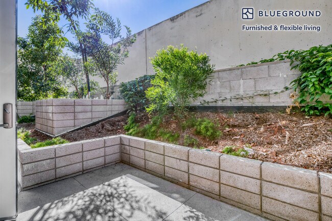 Building Photo - 6677 Santa Monica Blvd