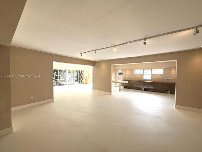 Building Photo - 900 S Shore Dr