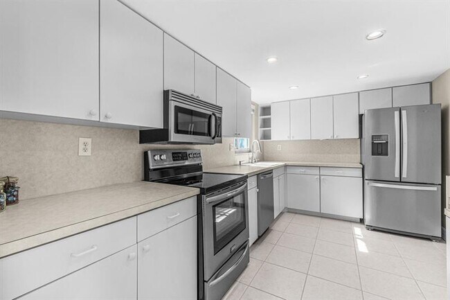 Building Photo - 330 S Golf Blvd