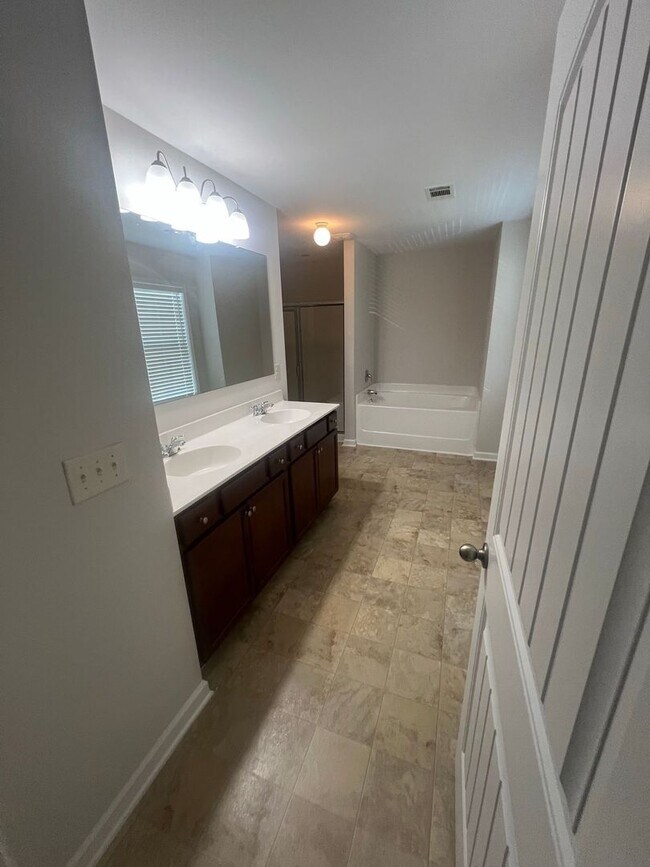 Building Photo - Beautiful 4-Bedroom Home with Gourmet Kitchen and Spacious Master Suite in Swim/Tennis Community