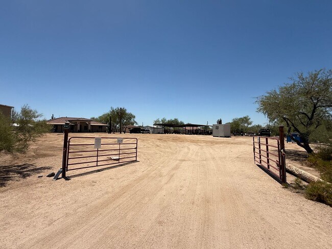 Building Photo - Cave Creek Horse Property