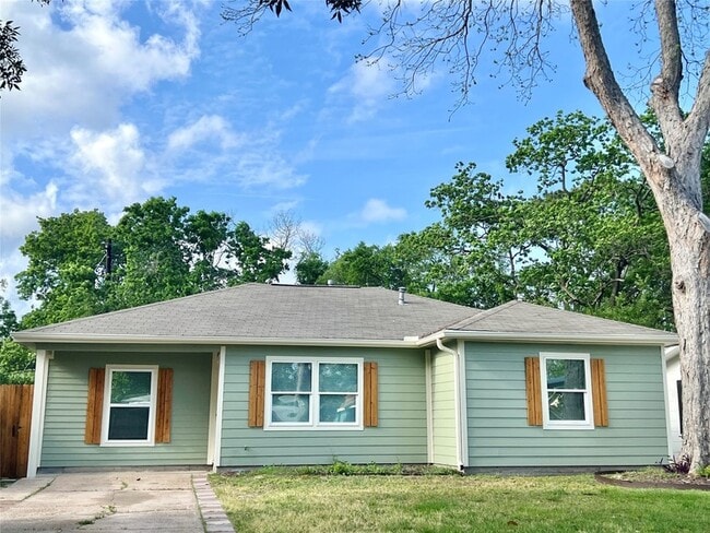 Building Photo - 1010 15th Ave N