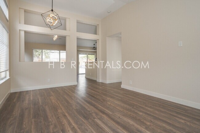 Building Photo - Single Story 3 bedroom home *SOLAR* *POOL*...