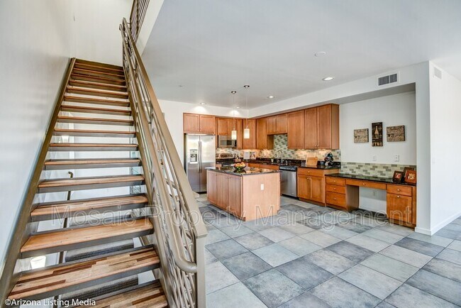 Building Photo - 525 W Lakeside Dr