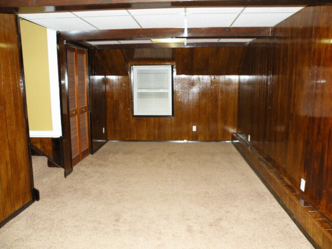 Building Photo - Renovated 3 Bedroom Colonial!