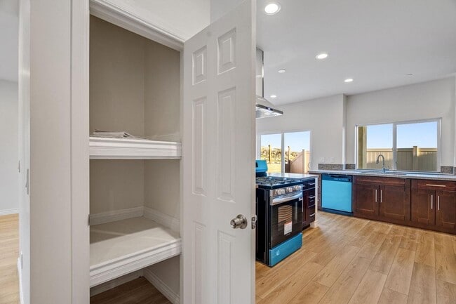 Building Photo - 5 Bedroom house with view