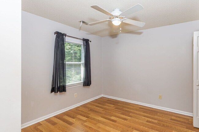 Building Photo - Immaculate updated 2 story 3 bedroom 2.5 bathroom house in the Briarwood area Greensboro