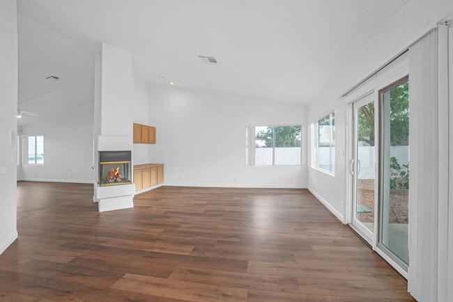 Building Photo - MOVE-IN READY SINGLE-STORY 4-BEDROOM 3-CAR GARAGE HOME IN HENDERSON!