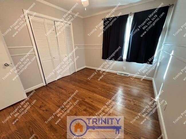 Building Photo - All utilities included with rent! Spacious...