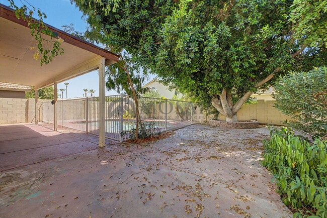 Building Photo - 820 N Granada Dr