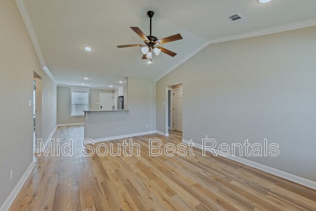 Building Photo - 829 Pine Tree Rd