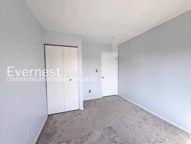 Building Photo - PROMO: Get $500 Off First Full Month’s Rent!/Spacious Town Home with Modern Amenities / 3 Beds & ...