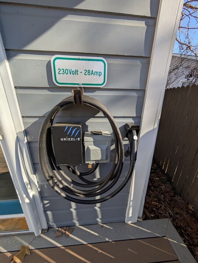 Building Photo - West Asheville Cottage-Long Term Rental