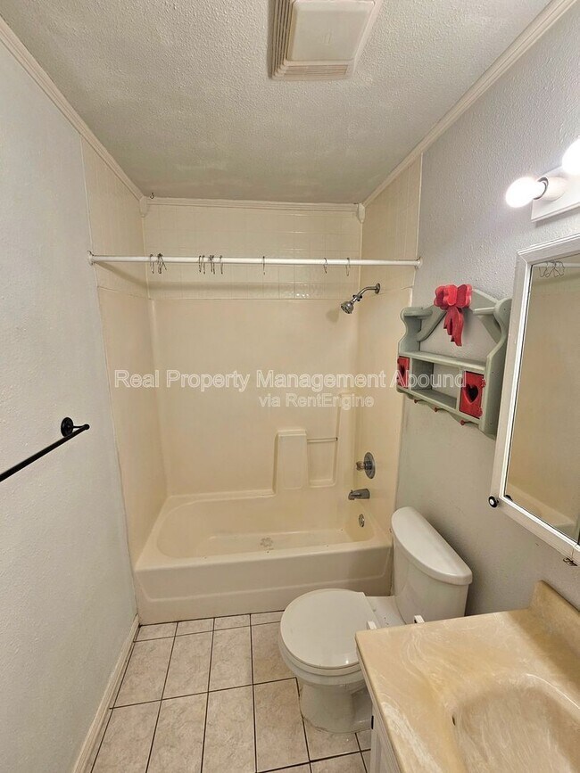 Building Photo - 924 Cowell St