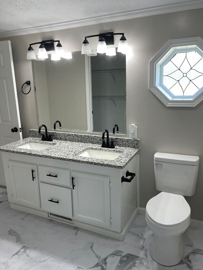 Building Photo - Beautiful 3 Bed, 2.5 Bath Home located in ...