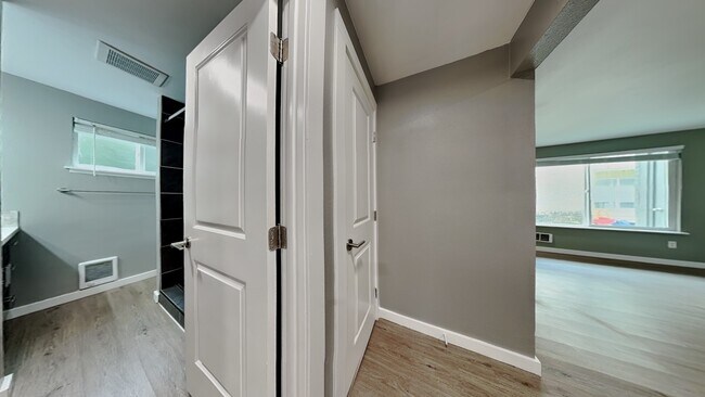 Building Photo - 1105 S Woodlawn St