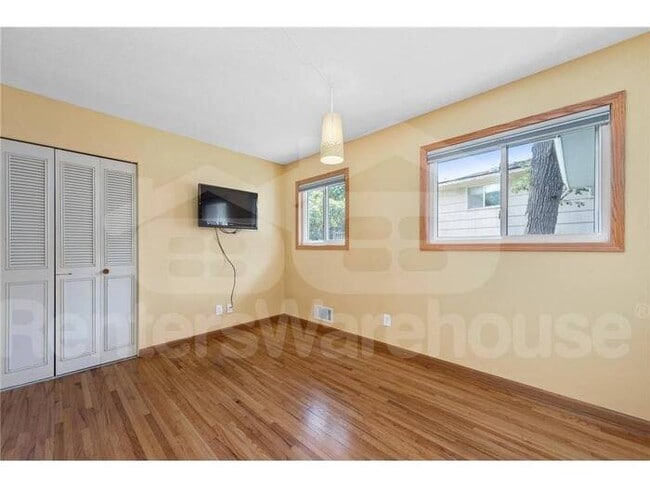 Building Photo - Available 11/1 - very well maintained 4 be...