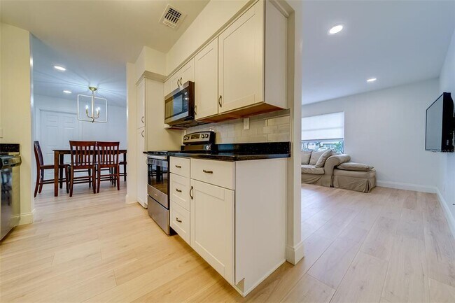 Building Photo - 11424 79th Ave