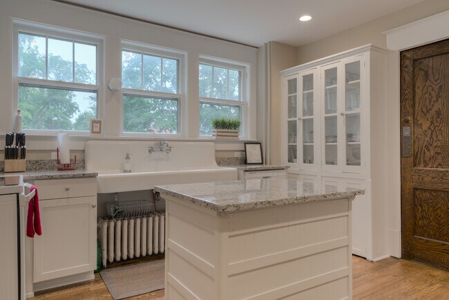 Building Photo - 207 Otey St