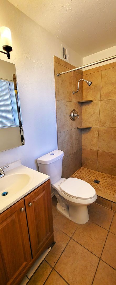 Building Photo - CHARMING GEM ON THE WEST SIDE!!!