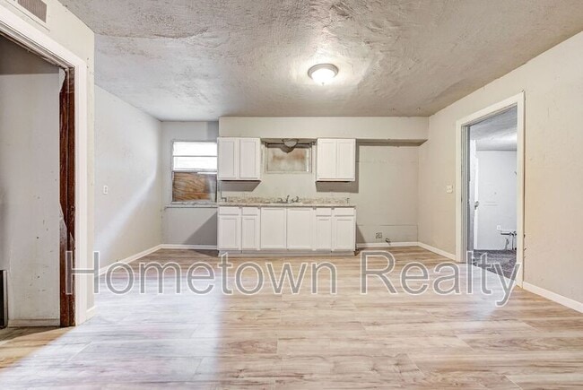 Building Photo - 1135 N Billen Ave