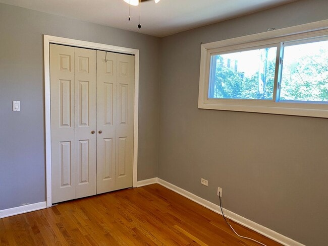Building Photo - Cozy 3 bedroom 1.5 Bathroom Townhouse! Hardwood Throughout! Parking Included In Rent! Available f...