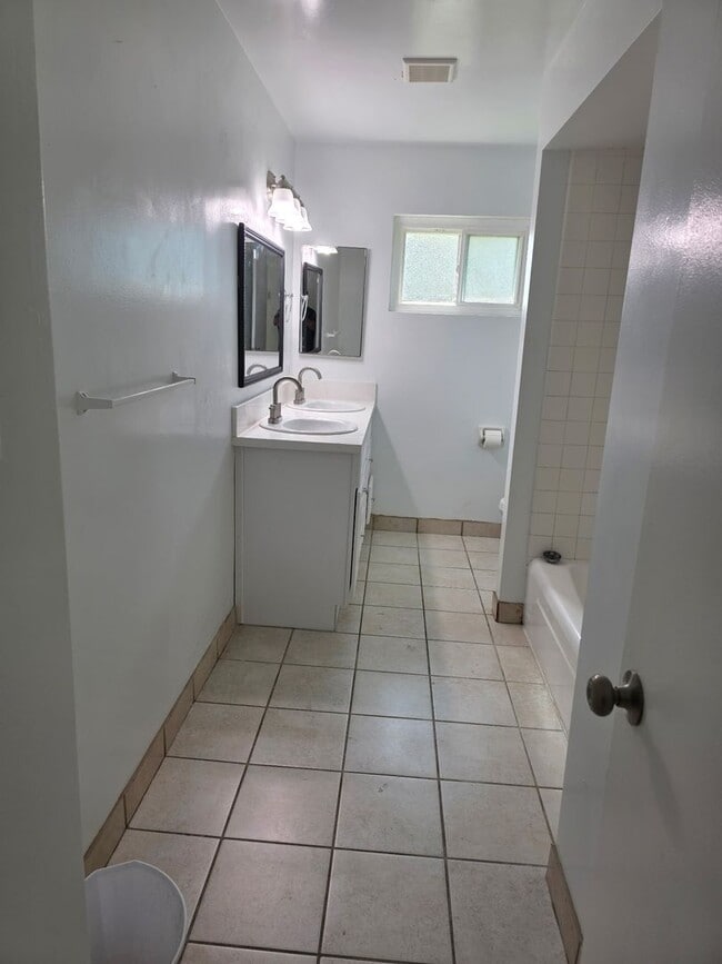 Building Photo - OPEN HOUSE 9/6/2025 From 12pm-2pm 3bed 2 B...