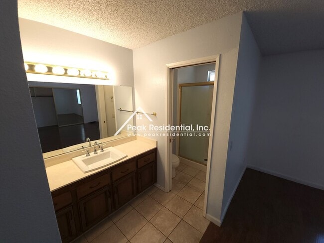 Building Photo - Cute Florin Area 3bd/2ba House with 2 Car ...