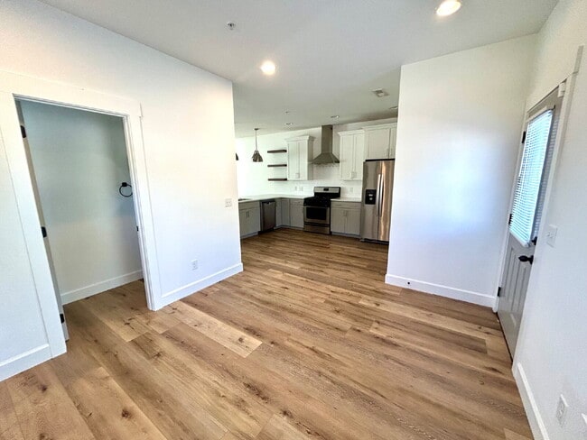 Building Photo - Modern 3-Bedroom 3-Story Apartment with a ...