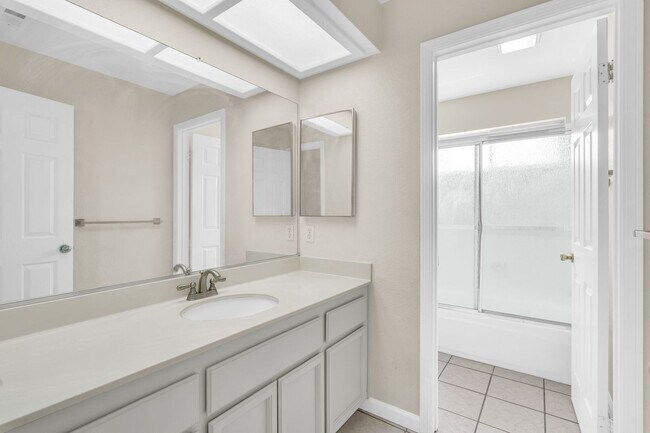 Building Photo - 880 Woodsong Ln