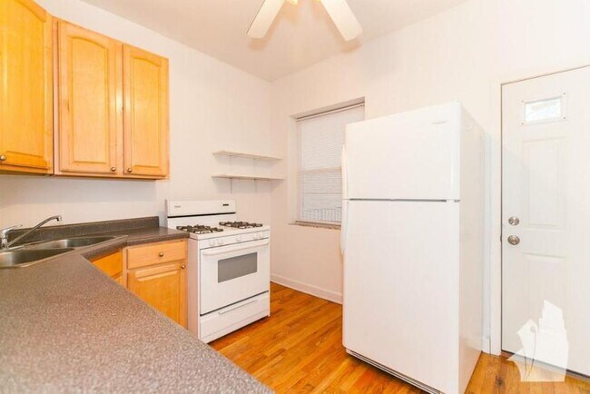 Building Photo - 4 bedroom in Chicago IL 60613